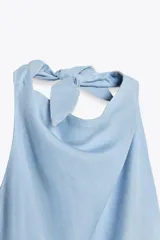 Vestido midi celeste con cuello halter con lazada y espalda descubierta.
