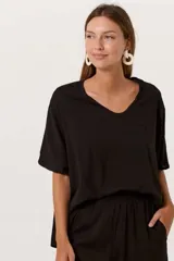 Remerón negro de lino, con escote en V y mangas murciélago amplias.