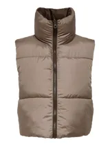 Chaleco puffer marrón con cuello alto y cierre frontal con cremallera.