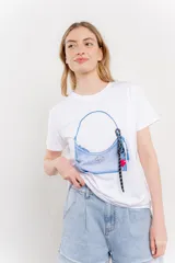 Remera blanca de algodón con estampado de un bolso con llavero colorido.