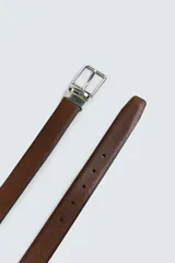Cinturón reversible de cuero color marrón de un lado y negro del otro, con hebilla metálica plateada. Ancho de 3 cm.