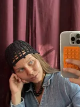 Gorro tipo casquete rojo tejido al crochet con diseño calado.