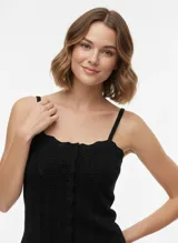 Top negro sin mangas, con tirantes finos y escote cuadrado con borde festoneado. Presenta una hilera de botones frontales y tejido de punto con patrón en zigzag.