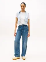 Remera blanca de corte slim, cuello redondo y manga corta. Presenta un logo estampado en el pecho.