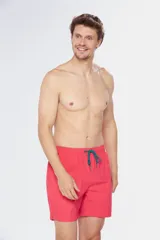 Short de baño color coral con cintura elástica y cordón ajustable.