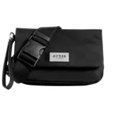 Riñonera negra con correa ajustable con hebilla y logo plateado de Guess.