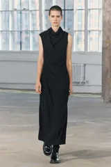 Vestido midi negro de cuello fluido y sin mangas. Detalle de tejido drapeado. Zara Woman Collection.