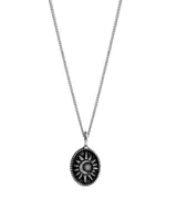 Collar con colgante de plata inspirado en el sol, con cadena delicada y diseño atemporal.