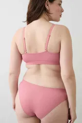 Bralette color rosa viejo de microfibra seamless con punto rib, cuello redondo y copas removibles.