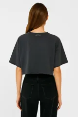 Remera cropped gris con cuello redondo y corte holgado.
