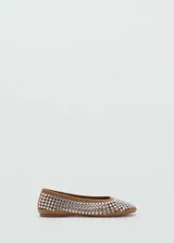 Zapato bajo color marrón con apliques de strass.