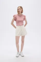 Remera negra de algodón con mangas cortas con volados.