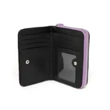 Billetera rectangular color púrpura con cierre perimetral y logo XL metálico en el frente.