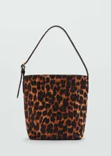 Bolso de hombro con estampado de leopardo, forro interior y cierre de cremallera.