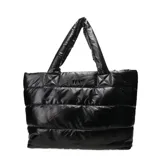 Bolso tipo tote bag negro con diseño acolchado y pespuntes horizontales. Tiene doble asa de hombro y estampa con el logo de la marca en la parte inferior.