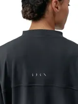 Campera negra de manga murciélago con cierre frontal y bolsillos laterales.