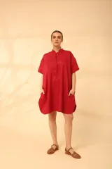 Vestido corto color bordó, con cuello mao, mangas cortas y bolsillos laterales.