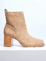 Bota corta color beige de gamuza, con puntera cuadrada y taco de madera.