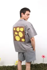 Remera gris de algodón con estampa en el frente y en la espalda.