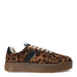 Zapatillas deportivas blancas acordonadas con suela marrón.