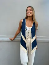 Chaleco azul marino con detalles de crochét color crema en los bordes.