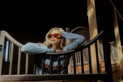 Sweater de punto calado color blanco con detalles geométricos en negro.