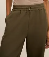 Pantalón deportivo color lila, confeccionado en microfibra pesada con viscosa certificada. Cuenta con cintura elástica ajustable, bolsillos cargo laterales y ajuste en el bajo.