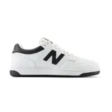 Championes urbanos New Balance modelo BB 480 LBA, color blanco con detalles en negro, inspirados en el baloncesto de los años 80, con capellada de cuero, plantilla Ortholite y cuello acolchado.