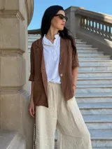 Blazer marrón de lino con mangas 3/4 y solapas clásicas.