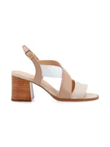 Sandalia de cuero color beige y blanco, con taco de madera y hebilla metálica.