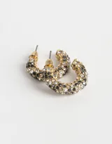 Par de aros tipo argolla dorados, cubiertos de strass multicolor.