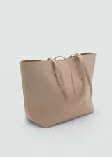 Bolso tipo tote de color beige con textura símil cuero, doble asa corta y cierre de gancho.