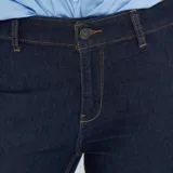Jeans skinny fit de corte muy entallado, color azul oscuro, con cintura alta y cinco bolsillos.