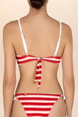 Top de bikini triangular con estampado de rayas horizontales en tonos de rojo y blanco. Presenta tirantes delgados con textura trenzada y ajuste regulable en la espalda.