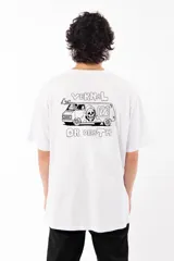 Remera blanca de algodón con estampa en negro en la espalda que incluye una camioneta con un esqueleto y la frase 'Vernal or Death'.