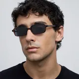 Gafas de sol rectangulares con montura carey y lentes negras polarizadas. El logo de Meller está presente en las patillas.