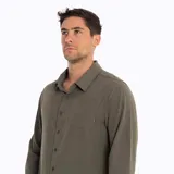 Camisa manga larga color verde oliva, confeccionada en poliéster y spandex. Cuenta con cuello camisero, cierre con botones, bolsillo en el pecho y protección solar UPF 50+.