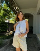 Gargantilla con hilo de algodón color camel y tres dijes de peces realizados en bronce, alpaca y plata 925.