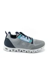 Calzado deportivo ligero en tonos gris y azul, diseñado para un ajuste cómodo y soporte óptimo.