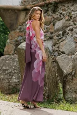Vestido largo de fiesta con estampado floral en tonos rosados y morados, con cuello halter y corte al bies.
