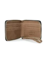 Billetera negra de cuero con cierre de cremallera y correa de mano.