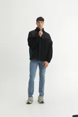 Campera con cierre frontal, cuello alto y bolsillos laterales con detalle de cinta. Confeccionada en sherpa doble faz combinada con nylon de alta calidad y cierres engomados.