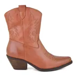 Bota de cuero negra con bordados decorativos, taco bajo y punta fina.