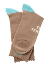 Calcetines marrones de caña media con puño elástico con volados, talón celeste y estampado de perro Fox Terrier.