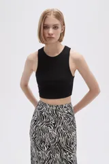 Top blanco de morley, corte crop y breteles anchos.