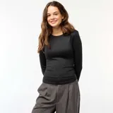 Camiseta negra cropped de manga larga con efecto arrugado en los laterales.