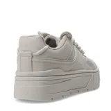 Zapatillas deportivas blancas con plataforma y cordones. Diseño minimalista y suela track.