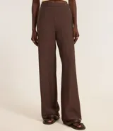 Pantalón wide leg de viscosa color marrón chocolate, con cintura alta, elástico en la espalda y cierre lateral.