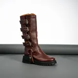 Bota alta de cuero vacuno color negro, con suela de goma artesanal, cierre interno YKK, hebillas ajustables y estribo desmontable.