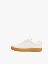 Zapatillas de cuero napa color blanco con suela de goma color caramelo. Presentan un diseño clásico de corte bajo con cordones, logo metalizado de Tommy Hilfiger en relieve en el lateral y la lengüeta, y logo en el talón.